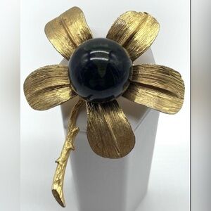 Vintage Jeanne Gold Flower Brooch With Dark Green Lucite Center